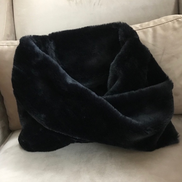 Faux fur infinity scarf - Picture 2 of 6